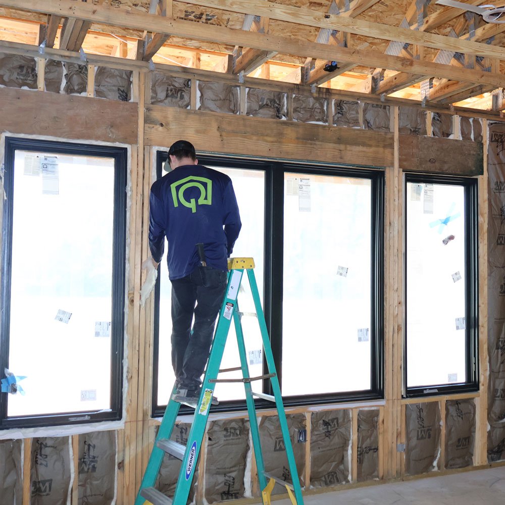 quality-insulation-employee-working quality insulation employee working